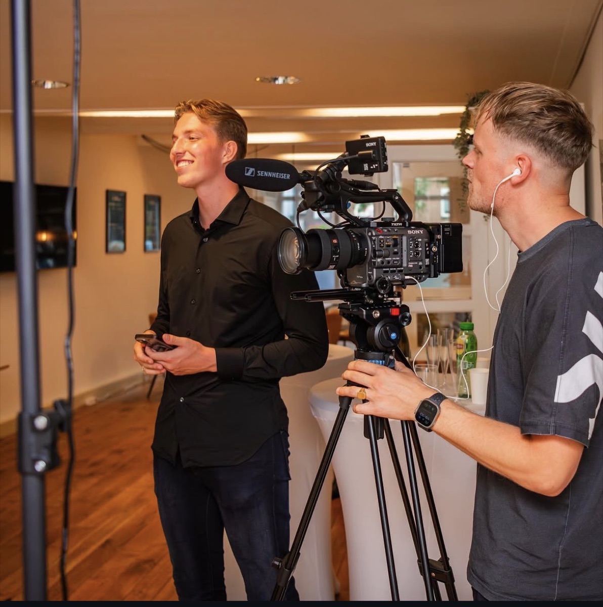 Daan Verbruggen lachend voor de camera tijdens een opname